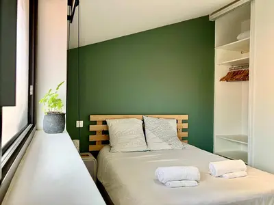 Un ou plusieurs lits dans un hébergement de l'établissement Appartment with pool, beach and ocean 5 min by walk, city center, shopping and market