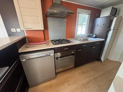 Cuisine ou kitchenette dans l'établissement MH Camping la plage - MarieVa