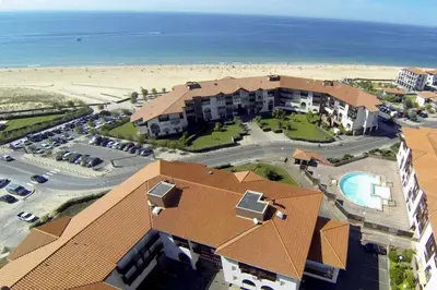 Vue générale sur la mer ou vue sur la mer prise depuis l'appartement
