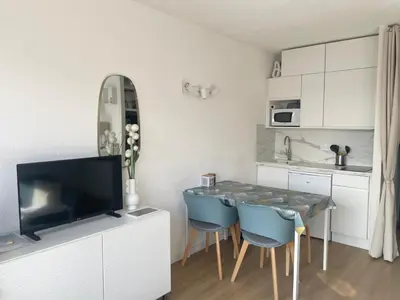 Cuisine ou kitchenette dans l'établissement Studio à 2 pas de la plage!