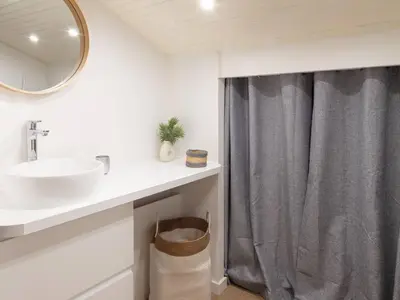 Salle de bains dans l'établissement Villa élégante à Capbreton pour 12 personnes avec jardin - FR-1-791-27