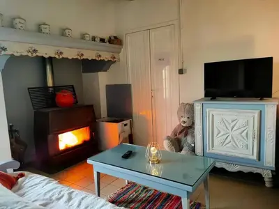 Télévision ou salle de divertissement dans l'établissement Maison familiale avec jardin à Lahosse, 110 m²