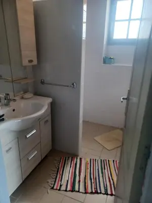 Salle de bains dans l'établissement Maison familiale avec jardin à Lahosse, 110 m²