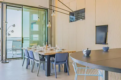 Télévision ou salle de divertissement dans l'établissement Villa Mer avec vue sur le bassin
