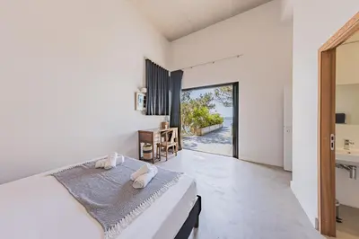 Un ou plusieurs lits dans un hébergement de l'établissement Villa Mer avec vue sur le bassin