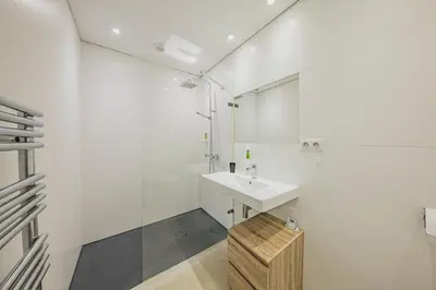 Salle de bains dans l'établissement Villa Mer avec vue sur le bassin