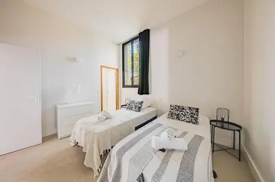 Un ou plusieurs lits dans un hébergement de l'établissement Villa Mer avec vue sur le bassin