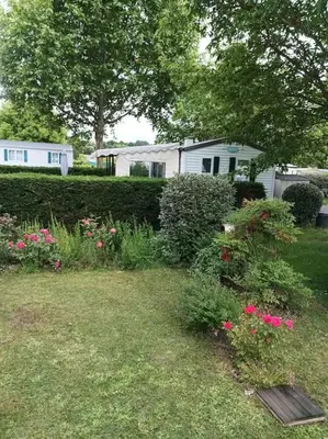 Jardin de l'établissement Mobil-Home 4 places dans les Landes
