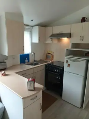Cuisine ou kitchenette dans l'établissement Mobil-Home 4 places dans les Landes