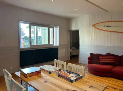 Télévision ou salle de divertissement dans l'établissement Villa avec piscine
