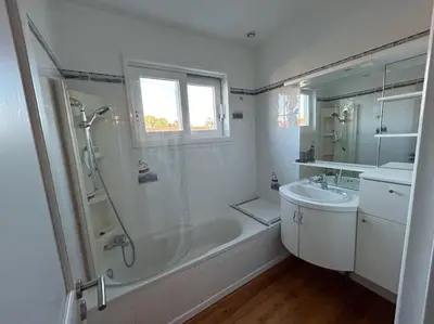 Salle de bains dans l'établissement Villa avec piscine
