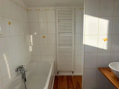 Salle de bains dans l'établissement Villa avec piscine