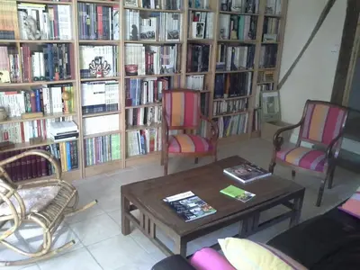 Bibliothèque dans la maison d'hôtes