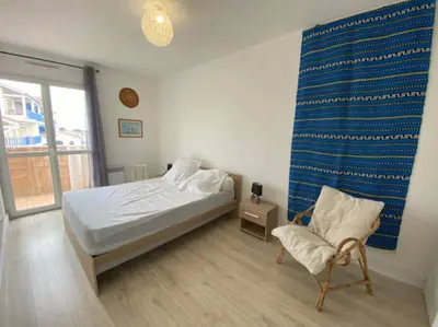 Un ou plusieurs lits dans un hébergement de l'établissement La Teste Centre 2 couchages avec balcon