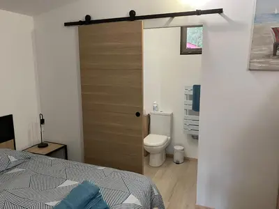 Salle de bains dans l'établissement Charmante chambre indépendante, terrasse et entrée privative