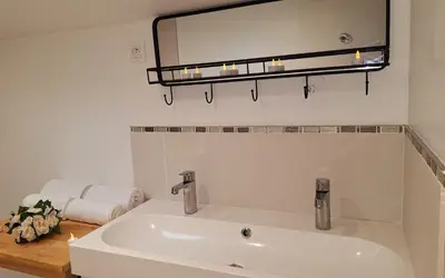 Salle de bains dans l'établissement Maison Centre ville avec Jacuzzi