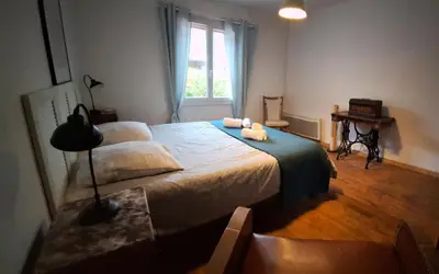Un ou plusieurs lits dans un hébergement de l'établissement Maison Centre ville avec Jacuzzi
