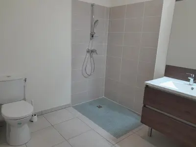 Salle de bains dans l'établissement Appartement 4 pers à Mimizan Plage, tout confort entre océan et forêt, terrasse ensoleillée - FR-1-50-148