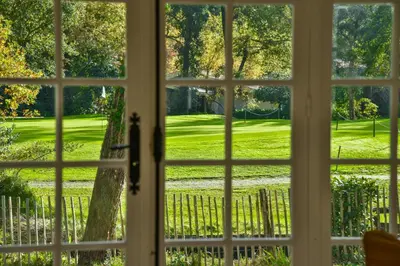 Jardin de l'établissement Maison du golf proche centre, lac et plages