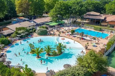 Piscine de l'établissement Chalet T3 15 min plage grande terasse et piscine ou située à proximité