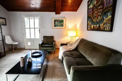 Coin salon dans l'établissement Domaine forestier Darricau au bord du lac, 12 min de l'océan