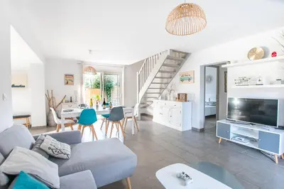 Télévision ou salle de divertissement dans l'établissement Villa Namibia - Jacuzzie - 500m Plage et Lac