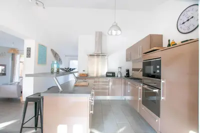 Cuisine ou kitchenette dans l'établissement Villa Namibia - Jacuzzie - 500m Plage et Lac
