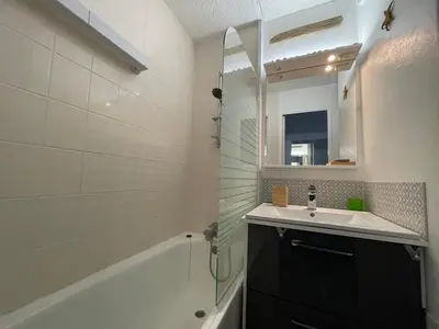 Salle de bains dans l'établissement Duplex T2 avec Piscine à Capbreton proche Plage - FR-1-413-250