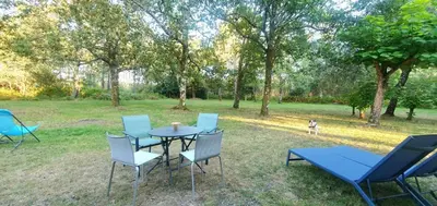 Jardin de l'établissement Maison en forêt, calme, proche village et piste cyclable - meublé 3 étoiles
