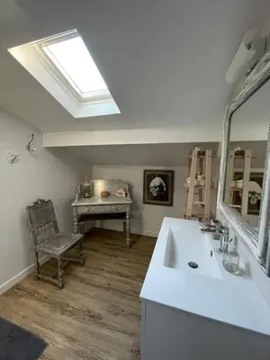 Télévision ou salle de divertissement dans l'établissement Maison de Famille entre Biarritz et Hossegor