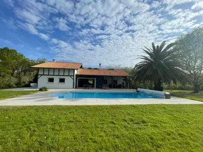 Piscine de l'établissement Maison de Famille entre Biarritz et Hossegor ou située à proximité