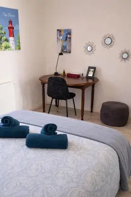 Un ou plusieurs lits dans un hébergement de l'établissement Charmant appartement cœur de ville avec terrasse aménagée privée