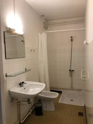 Salle de bains dans l'établissement LE DROP IN - T2 au RDC avec terrasse à 200m de la plage - Well located apartment for surfers