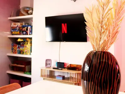 Télévision ou salle de divertissement dans l'établissement Maison Billard, Netflix et jeux par Ivona Vacances