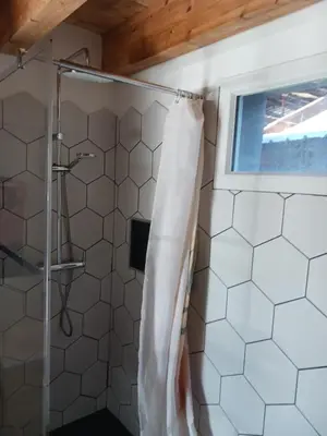 Salle de bains dans l'établissement Jolie maison à Biscarrosse zéro six soixante treize soixante huit vingt six 02