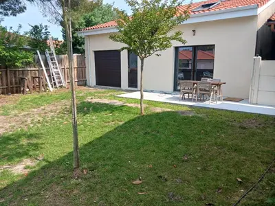 Jardin de l'établissement Jolie maison à Biscarrosse zéro six soixante treize soixante huit vingt six 02