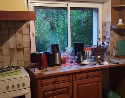 Cuisine ou kitchenette dans l'établissement Chambres d'hôtes et T2 dans écolieu arts, ride et autres activités