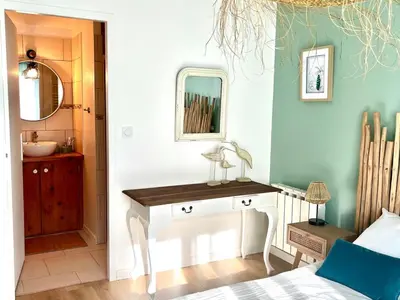 Un ou plusieurs lits dans un hébergement de l'établissement Maison moderne près du lac avec jardin et véranda à Sanguinet, pour 10 personnes - FR-1-319-584