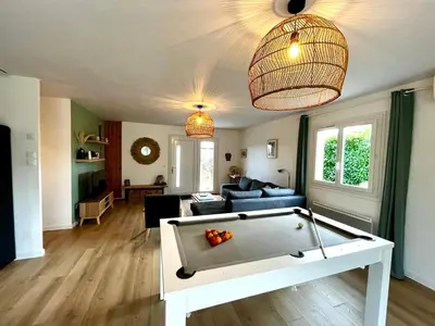 Coin salon dans l'établissement Maison moderne près du lac avec jardin et véranda à Sanguinet, pour 10 personnes - FR-1-319-584