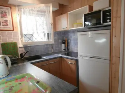 Cuisine ou kitchenette dans l'établissement Maison moderne entre forêt et océan, avec jardin et terrasse. - FR-1-239-425