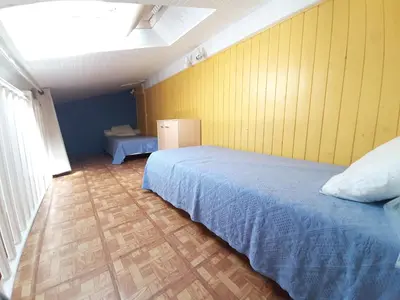 Un ou plusieurs lits dans un hébergement de l'établissement Maison moderne entre forêt et océan, avec jardin et terrasse. - FR-1-239-425