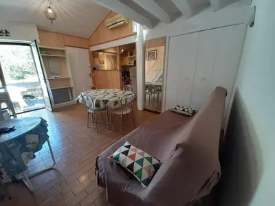 Cuisine ou kitchenette dans l'établissement Maison moderne entre forêt et océan, avec jardin et terrasse. - FR-1-239-425
