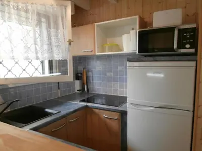 Cuisine ou kitchenette dans l'établissement Maison moderne entre forêt et océan, avec jardin et terrasse. - FR-1-239-425