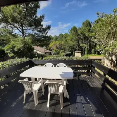 Maison moderne entre forêt et océan