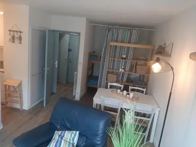 Coin salon dans l'établissement À deux pas des commerces et de l'océan, appartement rénové avec terrasse à Seignosse - FR-1-239-413