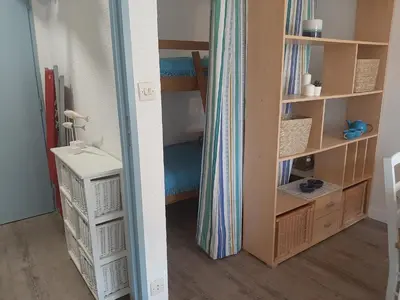 Cuisine ou kitchenette dans l'établissement À deux pas des commerces et de l'océan, appartement rénové avec terrasse à Seignosse - FR-1-239-413