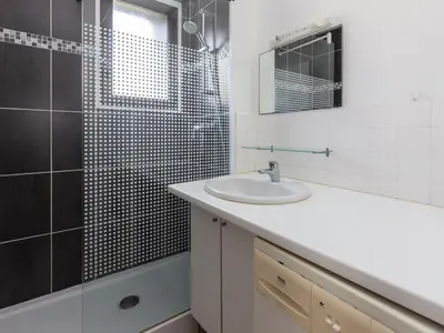 Salle de bains dans l'établissement Appartement Spacieux à Seignosse, Terrasse et Parking, à Proximité de la Plage - FR-1-239-401