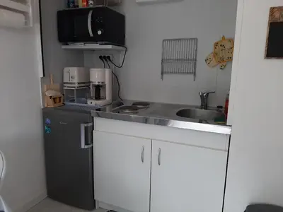 Cuisine ou kitchenette dans l'établissement Studio cosy proche océan et commerces, parfait pour des vacances à deux! - FR-1-239-437