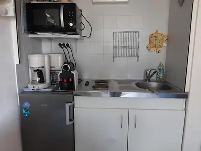 Cuisine ou kitchenette dans l'établissement Studio cosy proche océan et commerces, parfait pour des vacances à deux! - FR-1-239-437