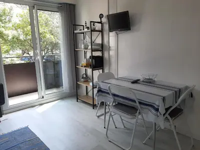 Télévision ou salle de divertissement dans l'établissement Studio cosy proche océan et commerces, parfait pour des vacances à deux! - FR-1-239-437